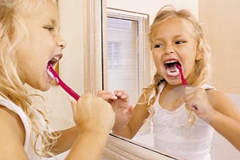 Dziecko samodzielnie szczotkujące zęby