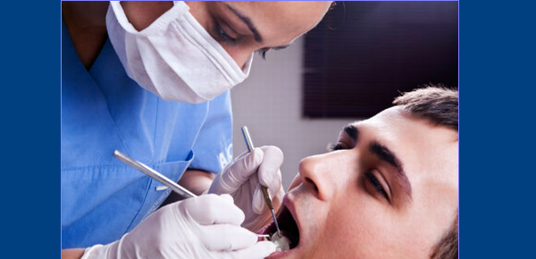 Badanie stomatologiczne przeprowadzane przez dentystkę
